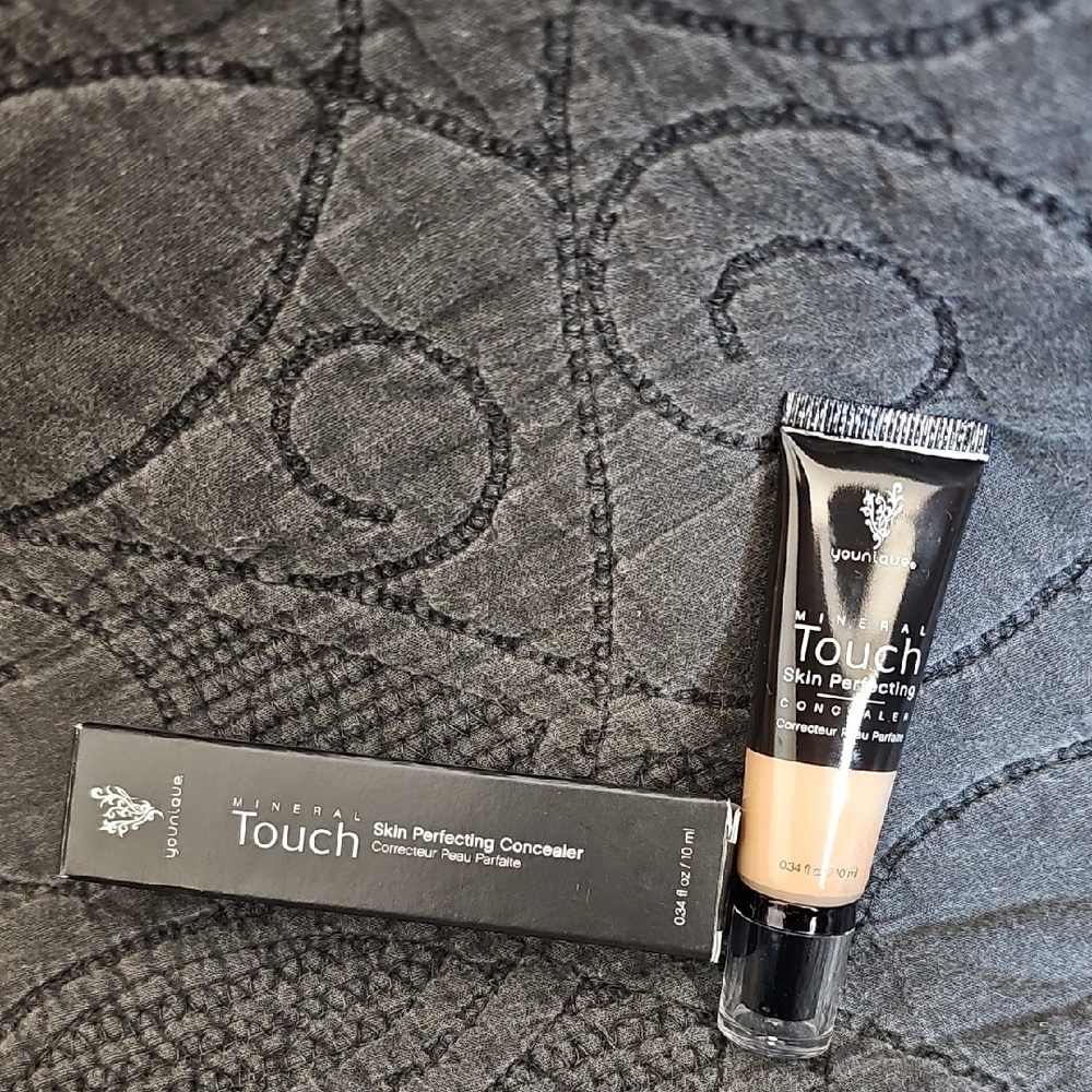 Younique Mineral Touch Skin Perfecting Concealer - Black and Beige